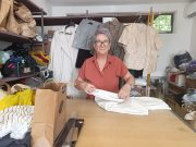 Godine za šivaćom mašinom pretvorile su se u životnu priču, Jablaničanka Suada Gusić i danas čuva krojački zanat u Jablanici: I dan-danas saznajem i učim“