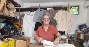 Godine za šivaćom mašinom pretvorile su se u životnu priču, Jablaničanka Suada Gusić i danas čuva krojački zanat u Jablanici: I dan-danas saznajem i učim“