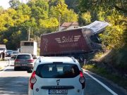 Saobraćajna nesreća na M-17 kod Konjica: Sudarili se kamion i automobil, saobraćaj se odvija naizmjenično(FOTO)