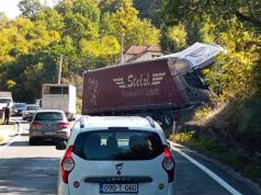 Saobraćajna nesreća na M-17 kod Konjica: Sudarili se kamion i automobil, saobraćaj se odvija naizmjenično(FOTO)