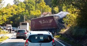 Saobraćajna nesreća na M-17 kod Konjica: Sudarili se kamion i automobil, saobraćaj se odvija naizmjenično(FOTO)