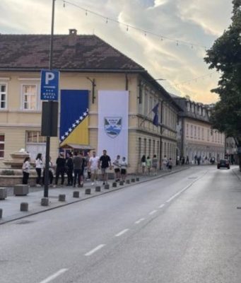 Saobraćajna nesreća u centru Konjica: Maloljetnik povrijeđen u sudaru motocikla i automobila