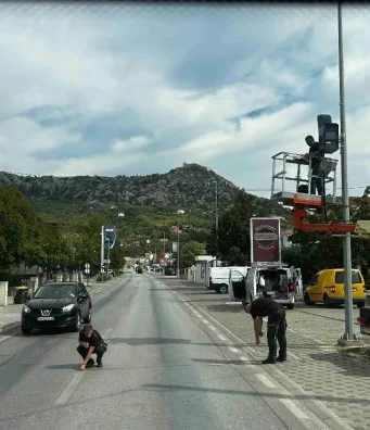 Novi radar stiže na ceste Hercegovine: Radnici već postavljaju opremu, evo na kojoj lokaciji(FOTO)