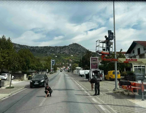 Novi radar stiže na ceste Hercegovine: Radnici već postavljaju opremu, evo na kojoj lokaciji(FOTO)