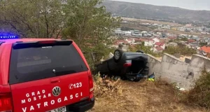 Audi sletio s ceste u Hercegovini i završio na krovu: Vozač povrijeđen, intervenirali vatrogasci i Hitna pomoć(FOTO)