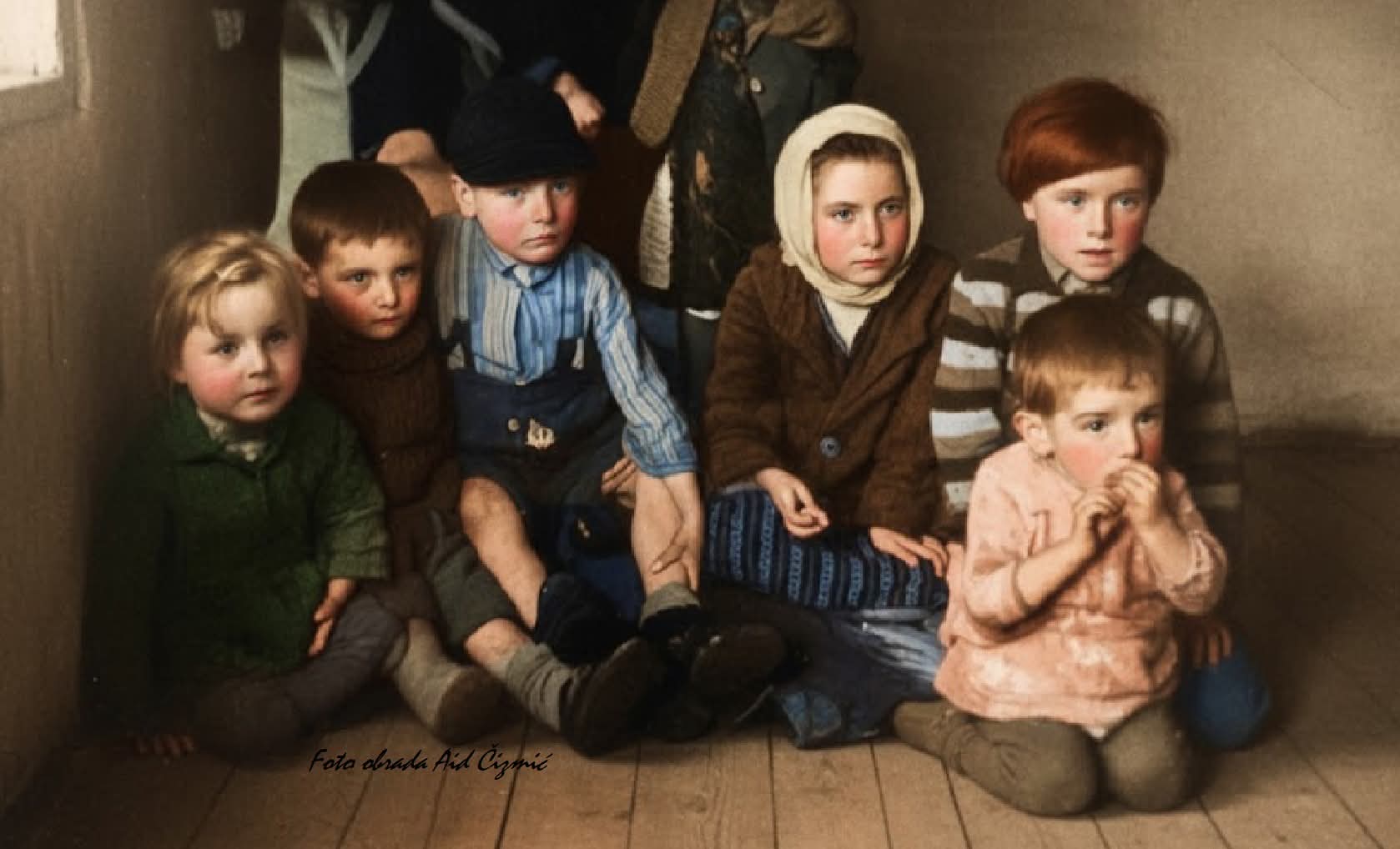 Djeca izbjeglice iz istočne Bosne tokom Drugog svjetskog rata. Fotografija je naknadno kolorirana. Nije potvrđeno da prikazuje djecu koja su 1943. godine putovala „vozom spasa“ kroz Jablanicu i Ostrožac. (Foto: Arhiv Arida Čizmića)