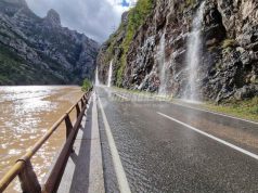 Obilne padavine aktivirale nadležne službe u Jablanici: Odron na M-17 kod restorana i noćni obilasci naselja
