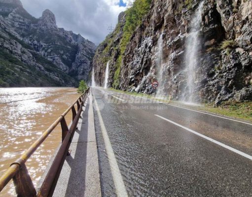 Obilne padavine aktivirale nadležne službe u Jablanici: Odron na M-17 kod restorana i noćni obilasci naselja