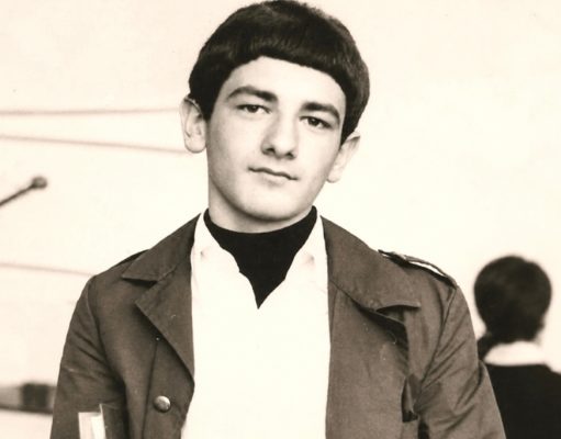 Na današnji dan 1955. u Mostaru rođen je dječak koji će postati jedna od najvećih muzičkih zvijezda regiona: Prepoznajete li ga?(FOTO)