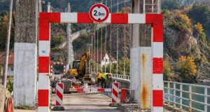 Važne promjene za vozače na području Ostrošca: Zbog sanacije poznatog visećeg mosta četiri obustave dnevno, evo kada je prolaz zabranjen
