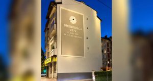 Jablanica čuva sjećanje na žrtve genocida u Srebrenici: Stanari zgrade i Općina zajednički realizovali spomen-mural koji šalje snažnu poruku (FOTO)