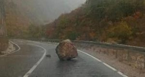 Odron na području Jablanice: Na magistralnoj cesti prema Blidinju kamenje završilo na kolovozu (FOTO)