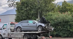 Teška nesreća u Hercegovini: Maloljetnik Audijem udario u stablo i ogradu mosta, povrijeđen i maloljetni saputnik(FOTO)