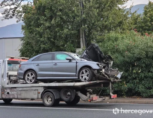 Teška nesreća u Hercegovini: Maloljetnik Audijem udario u stablo i ogradu mosta, povrijeđen i maloljetni saputnik(FOTO)