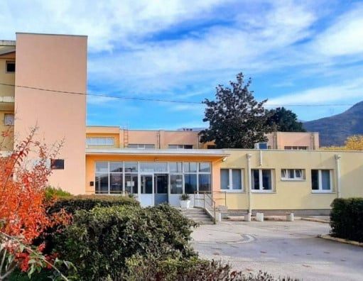 Uznemirujući slučaj u školi u Hercegovini: U ruksaku učenice navodno pronađeni nož i poruka o napadu na druge učenike