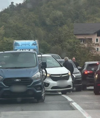 Lančani sudar na Ribićkom mostu: Više vozila učestvovalo u nesreći na magistralnoj cesti M-17 (FOTO)