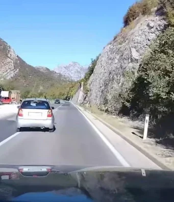 Za dlaku izbjegnuta nesreća na M-17 između Mostara i Jablanice: Kamera zabilježila opasan potez vozača!(VIDEO)